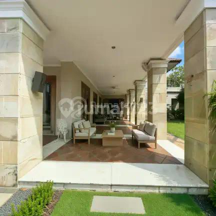 Rumah Cantik Pinggir Jalan dengan Tanah Luas