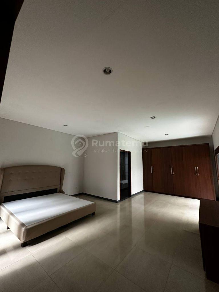 RUMAH 2 LANTAI DISEWAKAN DI KEBAYORAN BARU