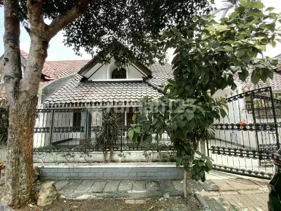 Dijual Rumah Asri Depan Taman di Anggrek Loka