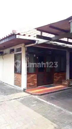 Di Jual Rumah lama harga hitung tanah saja. Lokasi nyaman, tenang dan aman di Jl MPR Cipete-Cilandak