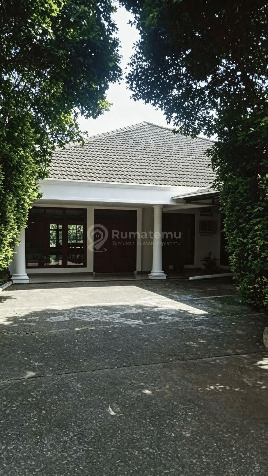 Jual rumah megah + swimming pool classic lokasi sangat strategis di Cilandak, Jakarta Selatan
