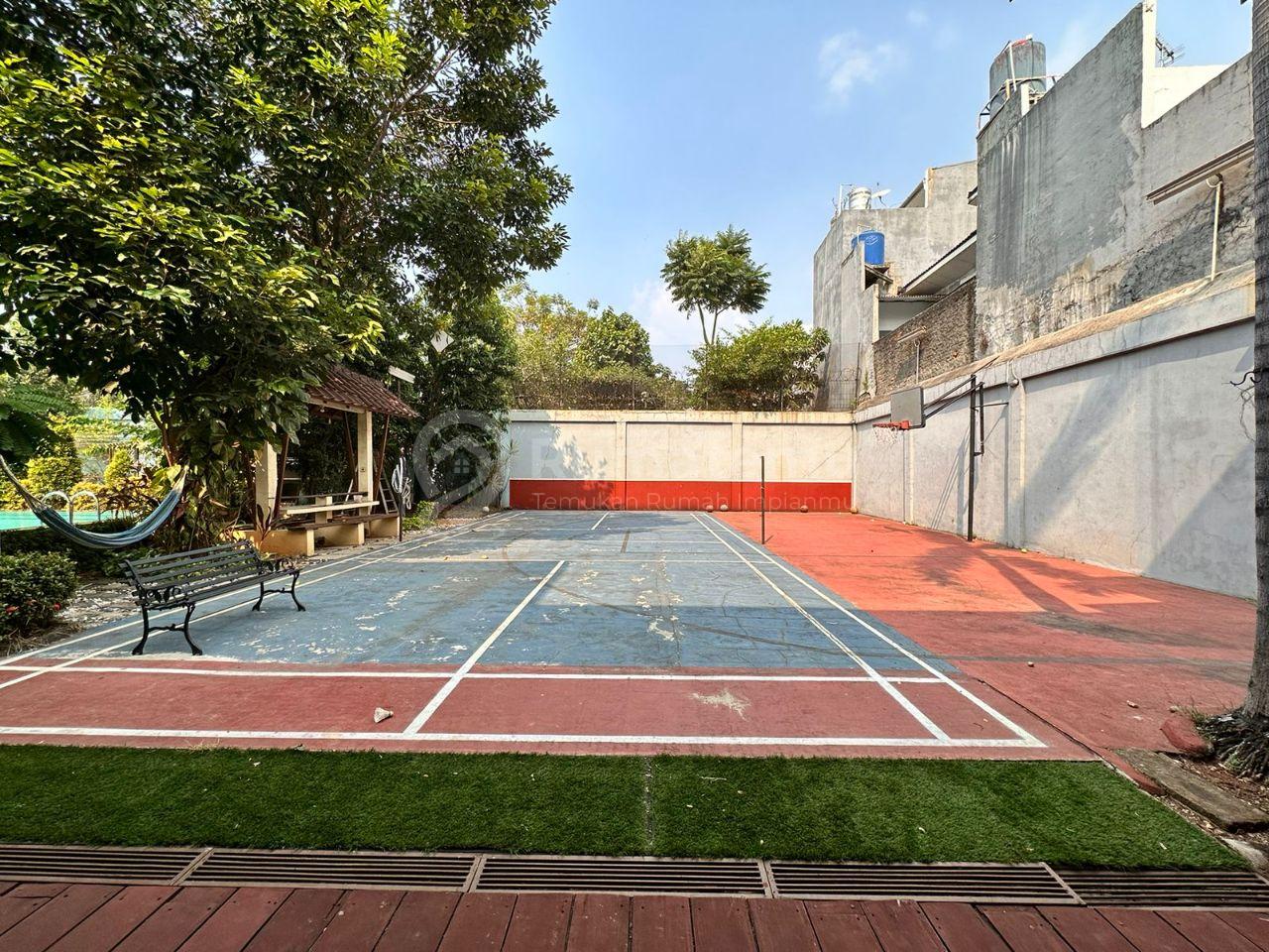 Dijual Rumah ada kolam renang di Pondok Kelapa Jakarta Timur
