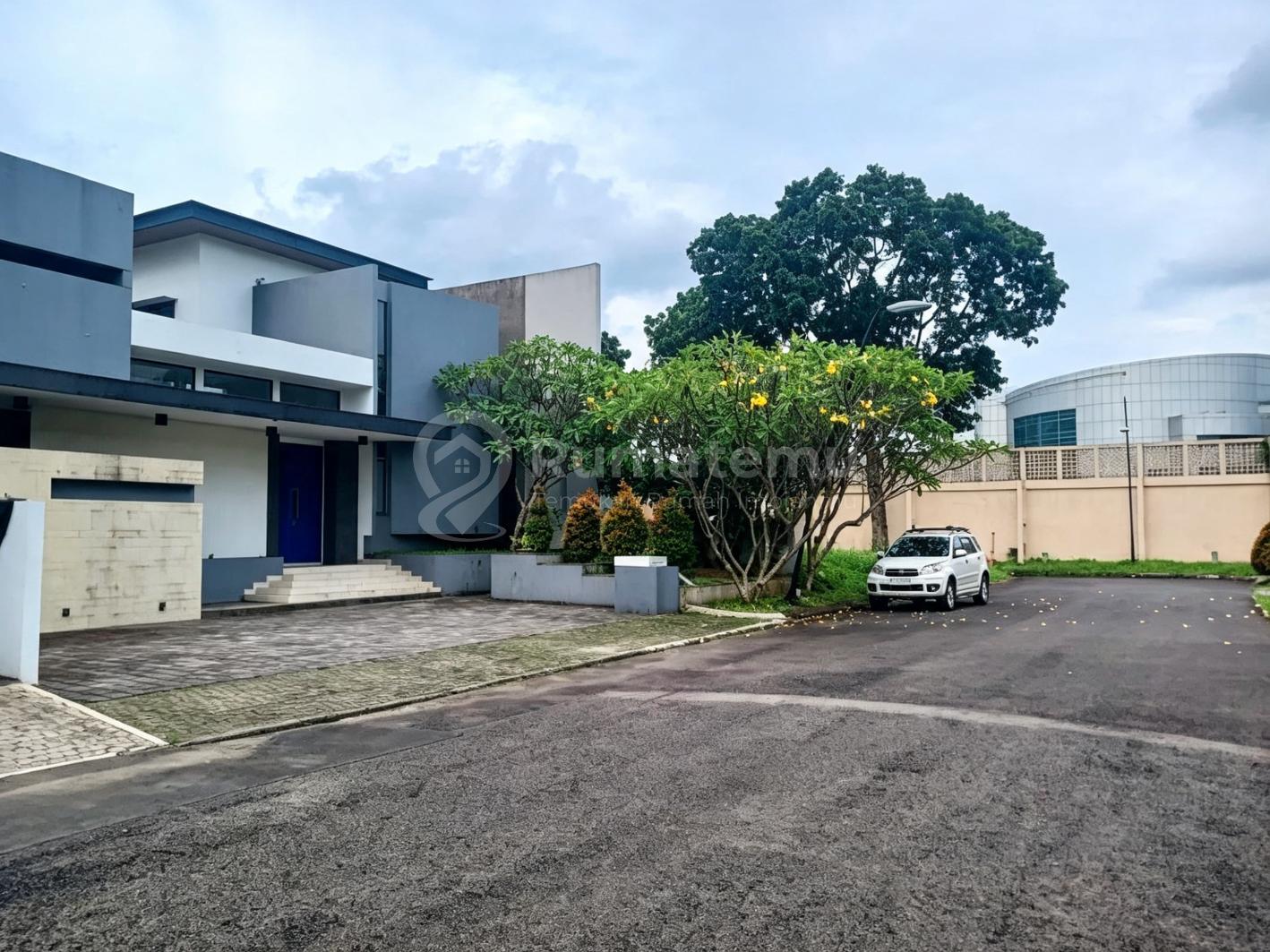 Dijual Rumah Model Villa Ada Poolnya di Golf Emerald Cove Gading Serpong