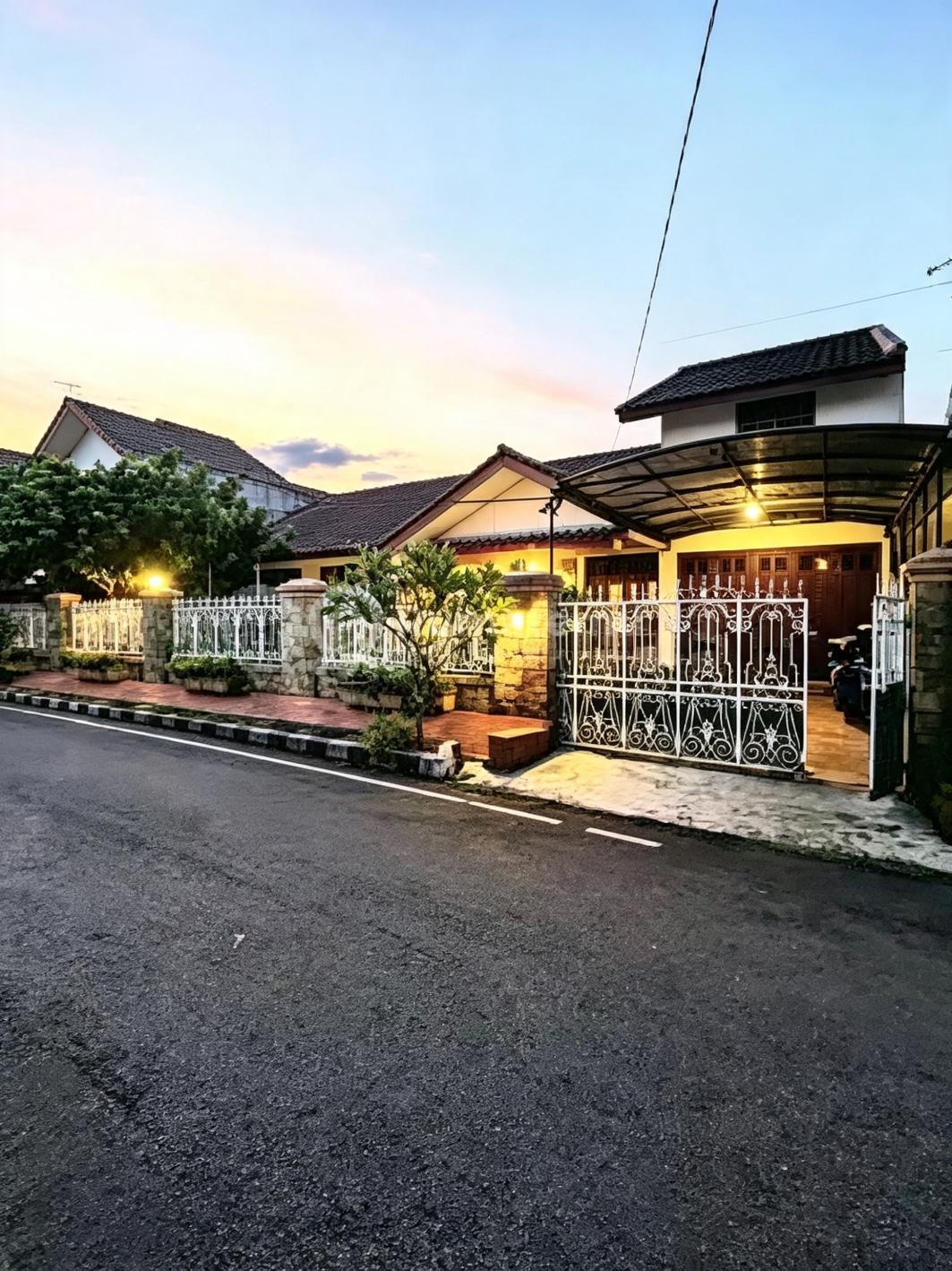 Rumah Lama Hitung Tanah di Duren Sawit Jakarta Timur