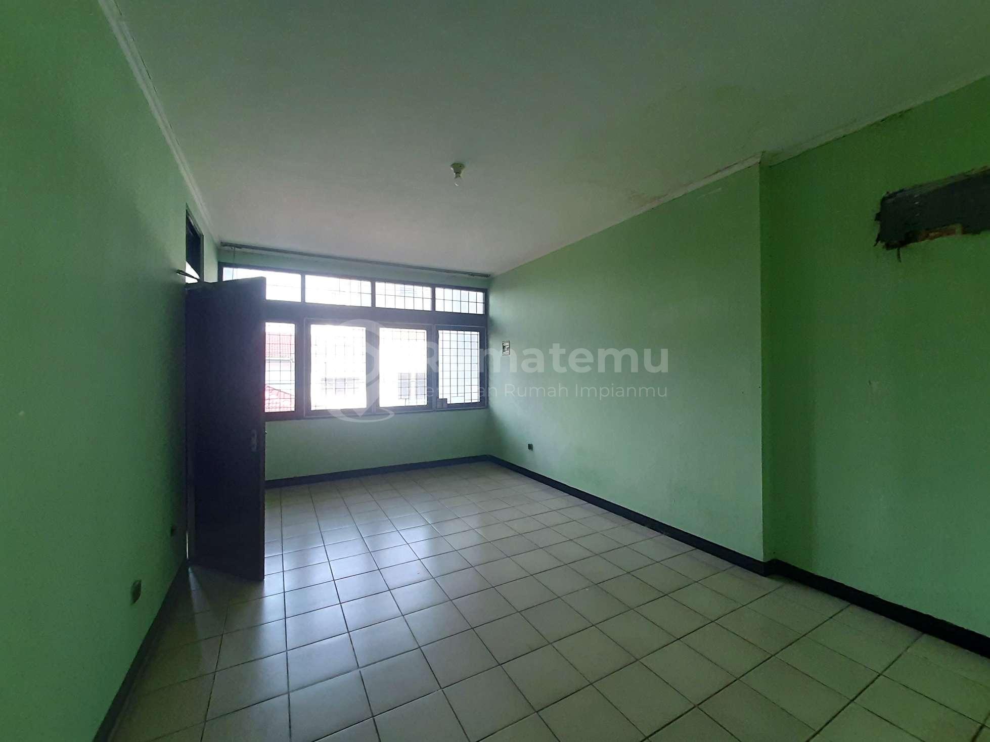 Rumah Tomang. 2.5 Lantai. 14x25. Jalan Raya 4 Mobil. Siap Huni