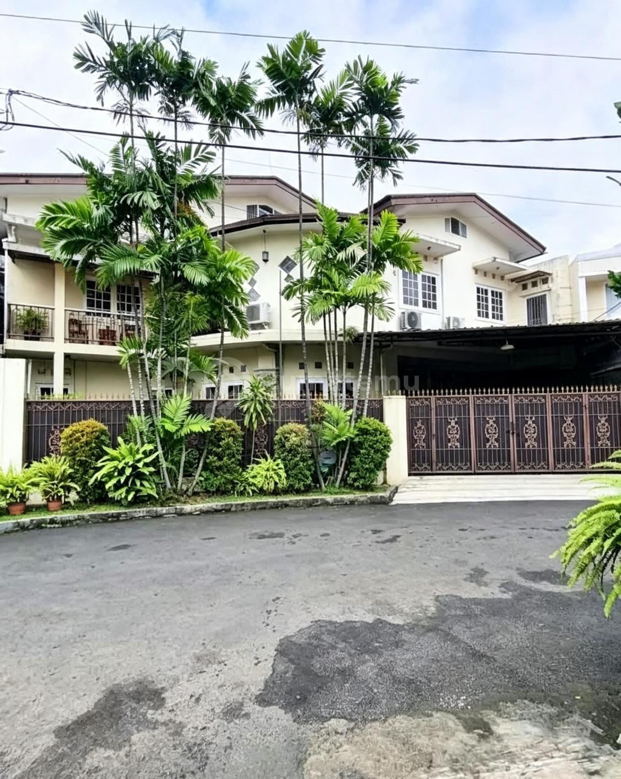 Rumah, 2 Lantai, SHM, Siap Huni