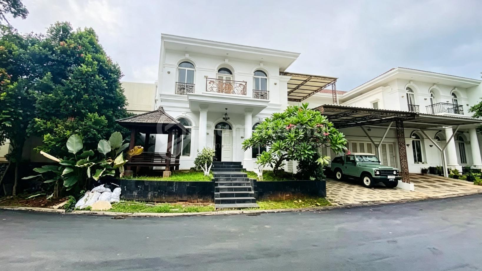 Rumah 2 Lantai, Swimming Pool, Semi Furnish di Provence Parkland