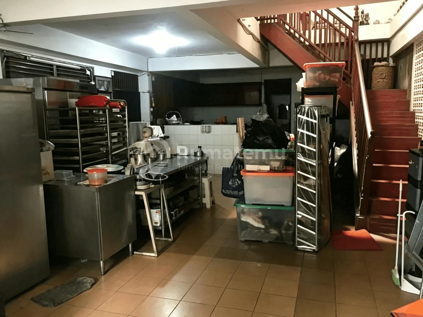 Rumah Tua 25X18, Super Strategis, 100 Meter ke Jalan Kemang Raya