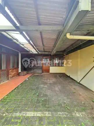 Di Jual Rumah lama harga hitung tanah saja. Lokasi nyaman, tenang dan aman di Jl MPR Cipete-Cilandak