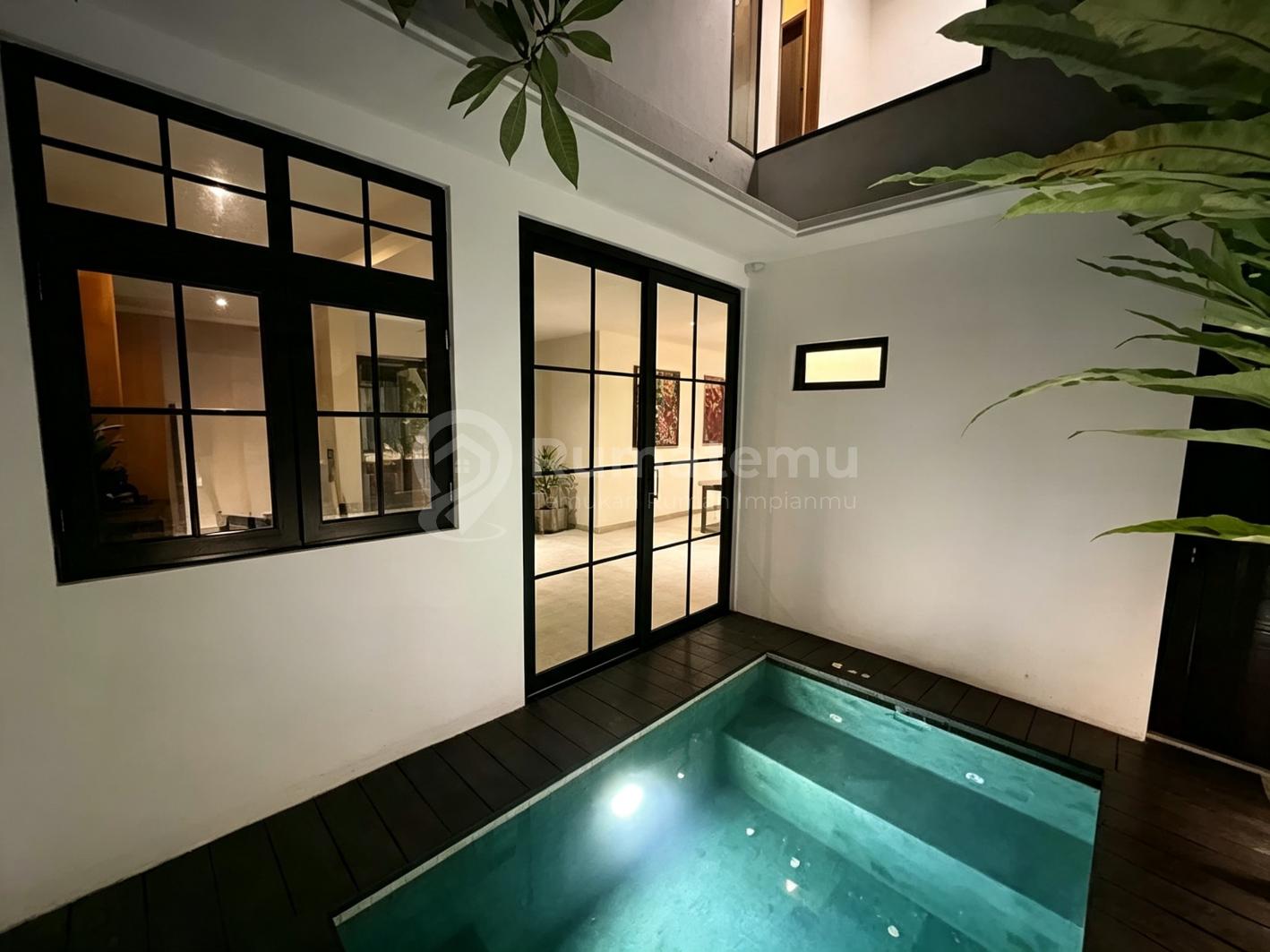 Rv-3320 Modern 3-Bedroom Townhouse With Private Jacuzzi Pool In Prime Seminyak Area