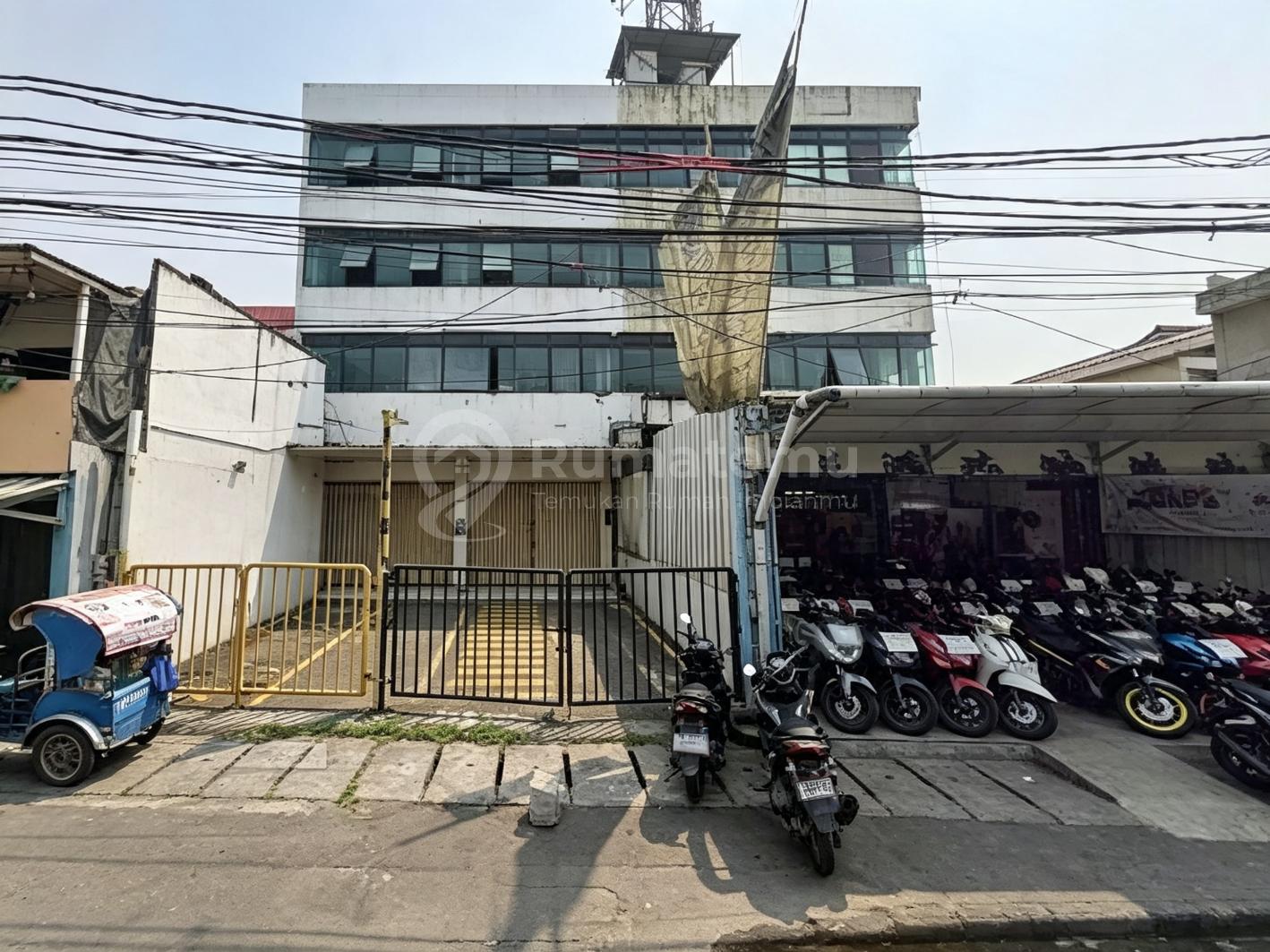 Sewa ruko unfurnish hadap timur luas lebar di Kemayoran, Utan Panjang, Jakarta Pusat