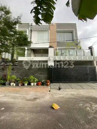 Rumah dengan Private Swimming Pool di Billymoon