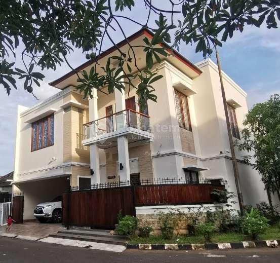 Dijual Rumah Mewah 3 Lantai full Furnished + Kolam Renang di Banjar Wijaya