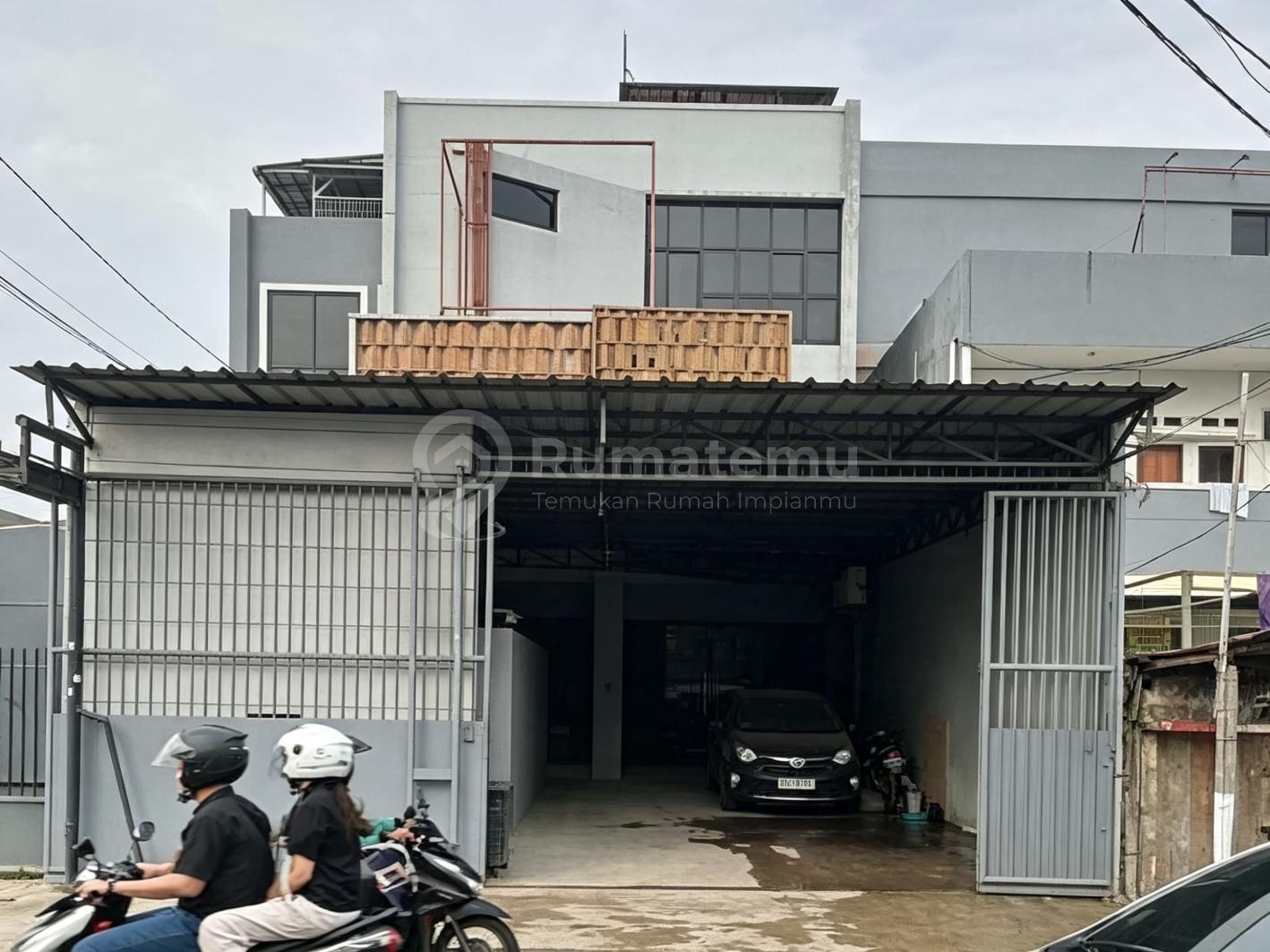 Jual Ruko 3.5 lantai gandeng 2 