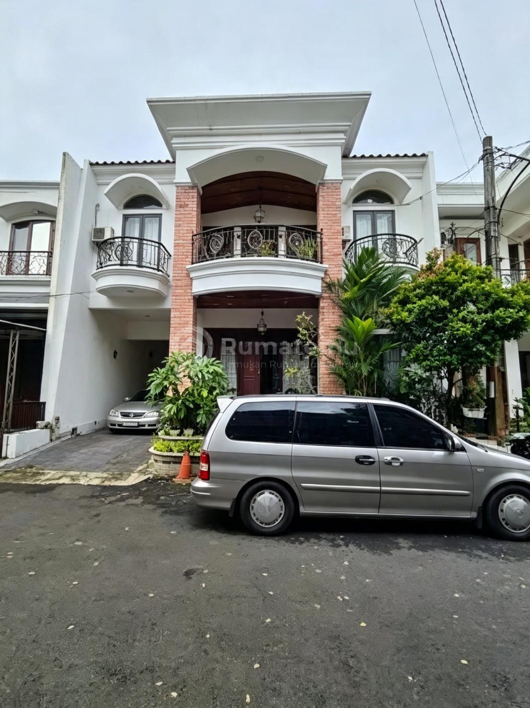 Rumah Dalam Townhouse di Pondok Bambu Duren Sawit