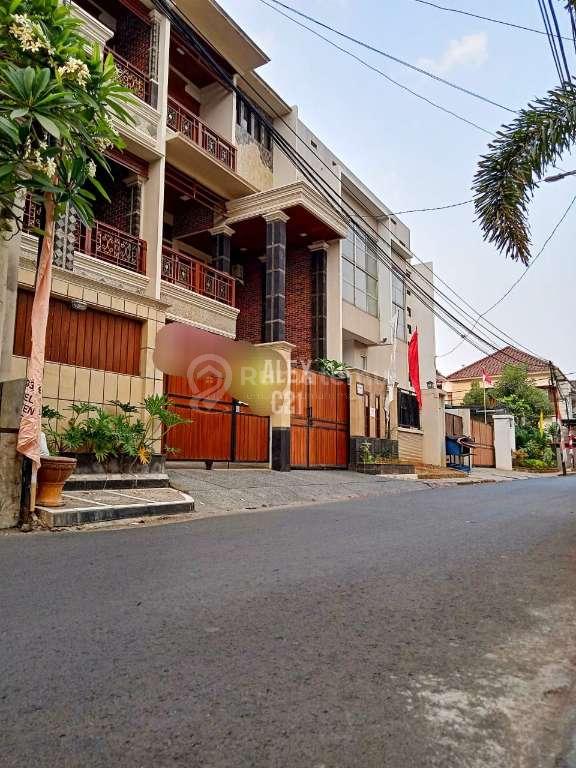 Dijual Town house Siap huni Private terrace in master bedroom Rooftop with balcony Pejaten Barat, Pasar Minggu, Jakarta