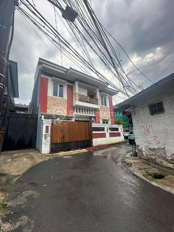 Rumah Nyaman Fasilitas Lift Lokasi Strategis di Kebon Nanas Utara
