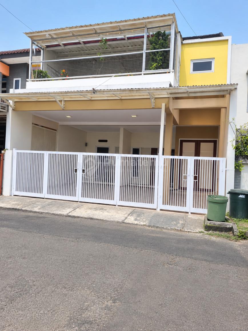 Rumah 2 Lantai Full Furnished LT 160 LB 300 - Buah Batu regency, 900 m ke Tol Buah Batu