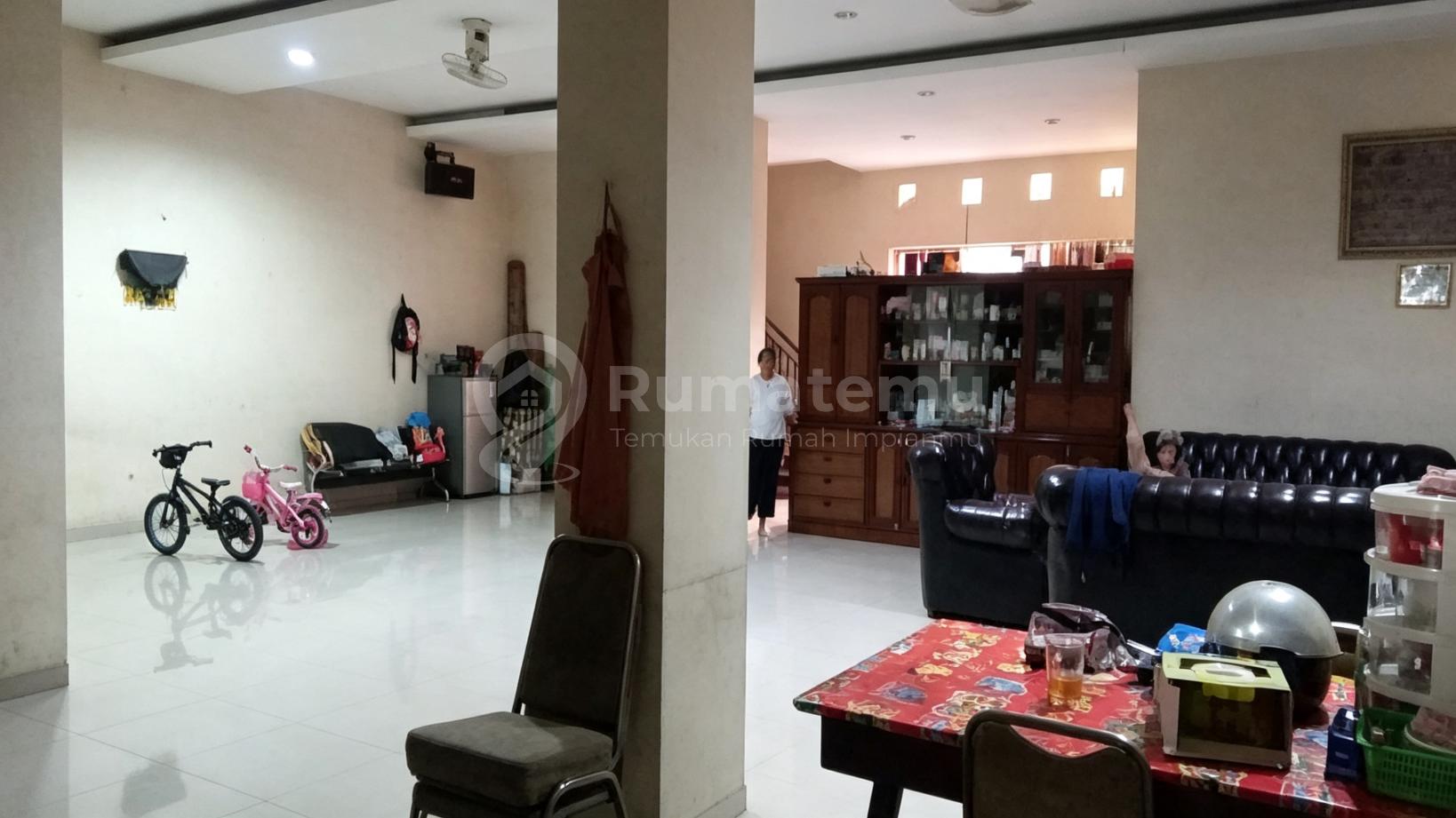 Dijual rumah + ruang usaha Hadap Tenggara di Tomang, Grogol Petamburan, Jakarta