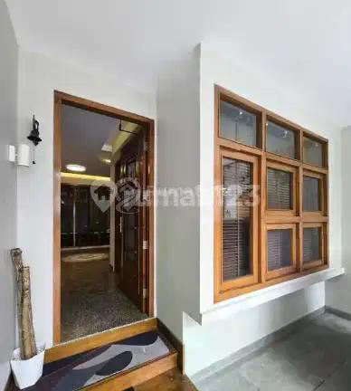 Rumah Kolam Renang di Rawamangun Siap Huni
