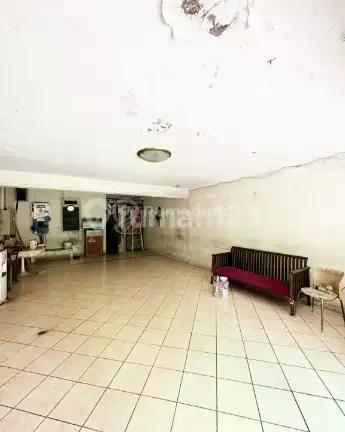 Dijual Rumah 2 Lantai di Menteng. Lokasi Elite, Dekat Jl. Suwiryo