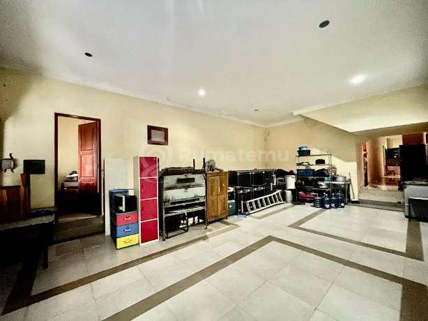Rumah Menteng Proklamasi. 2 Lantai. 21x35. With Swimming Pool. Siap Huni
