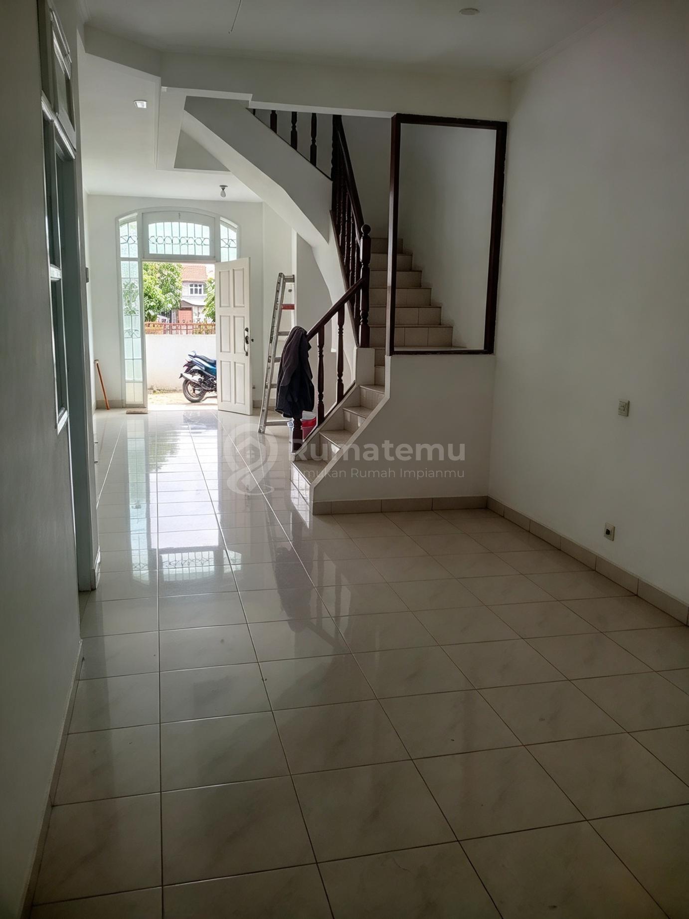 Taman Surya 5, Pegadungan, Kalideres, Jakbar..Disewakan Rumah 2.5 Lantai, Unfurnished, Depan Taman, Sudah Perapihan dan Cat.-K3o826z | Rumah123