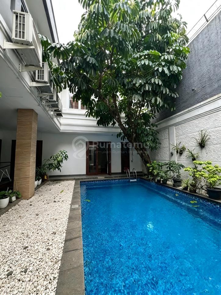 Pondok Indah, Jakarta Selatan..Dijual Rumah 2 Lantai, Semi Furnish, Ruang Meeting, Ruang Mushola, Ruang Tamu, Ruang Keluarga, Ruang Makan, Kolam Renang, AC Split (12 Unit), Listrik 23.000W, Shm.-Wt.o926