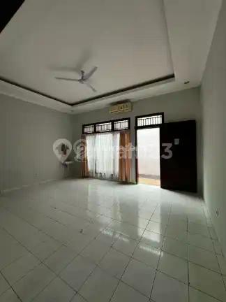 Rumah Hook Masuk Komplek Pinggir Jalan Kemanggisan Ilir Raya