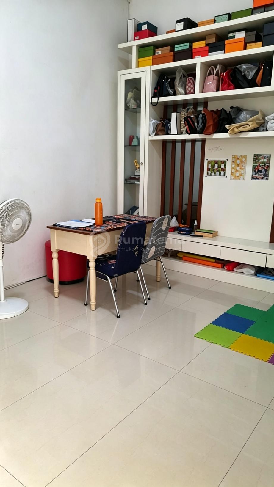 Dijual rumah Ceiling tinggi diatas rata2 yaitu 4meter di perumahan Jatinegara Indah, Jatinegara, Cakung