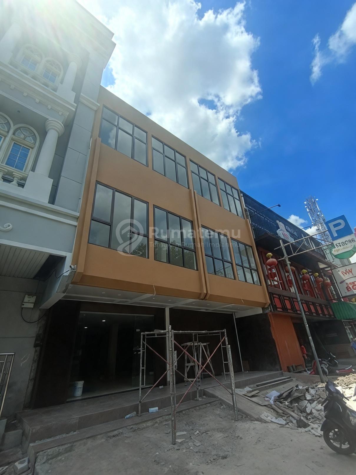 Ruko Dijual dan Disewa di Kelapa Gading Bebas banjir dan Parkir luas.