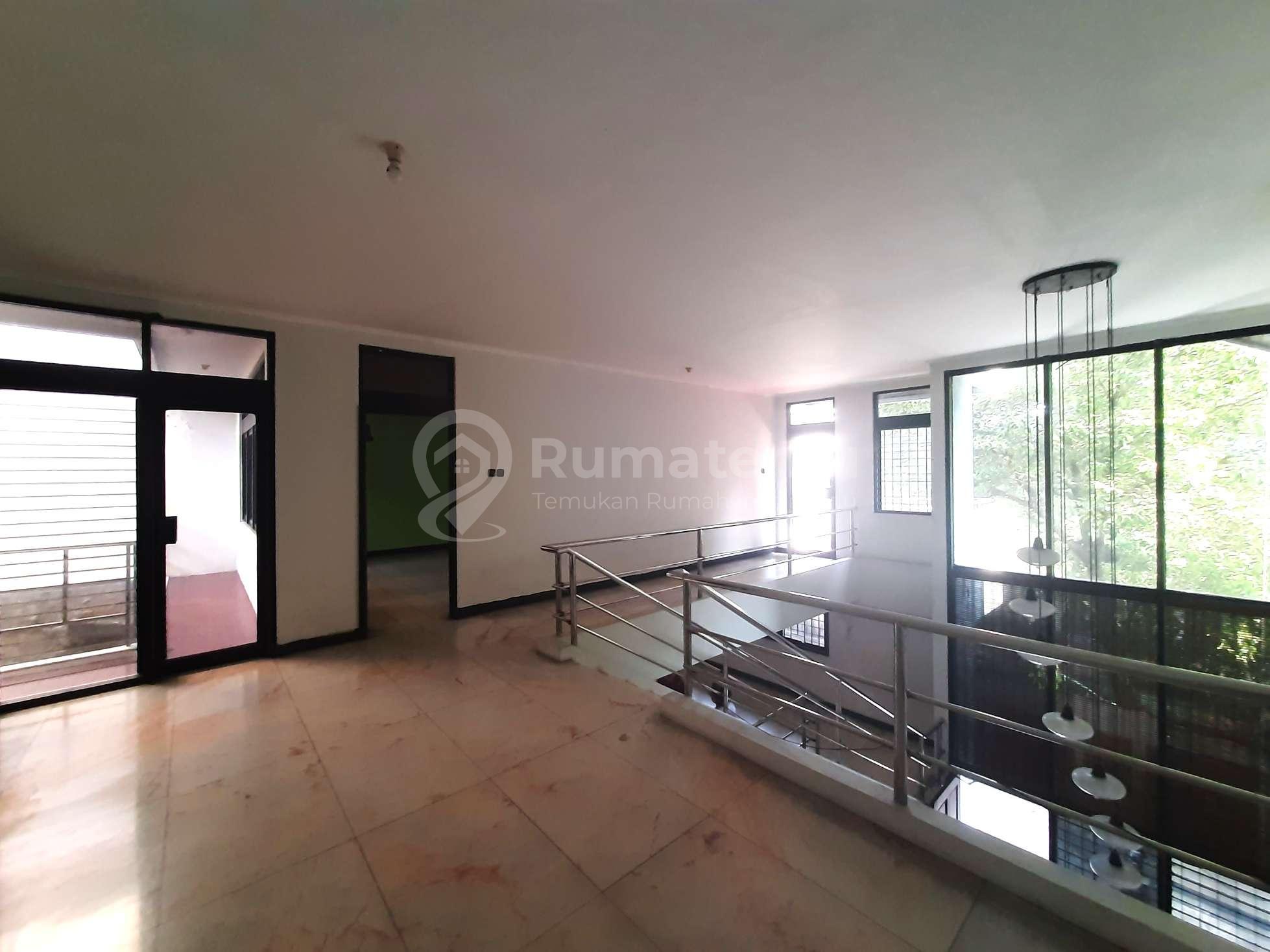 Rumah Tomang. 2.5 Lantai. 14x25. Jalan Raya 4 Mobil. Siap Huni