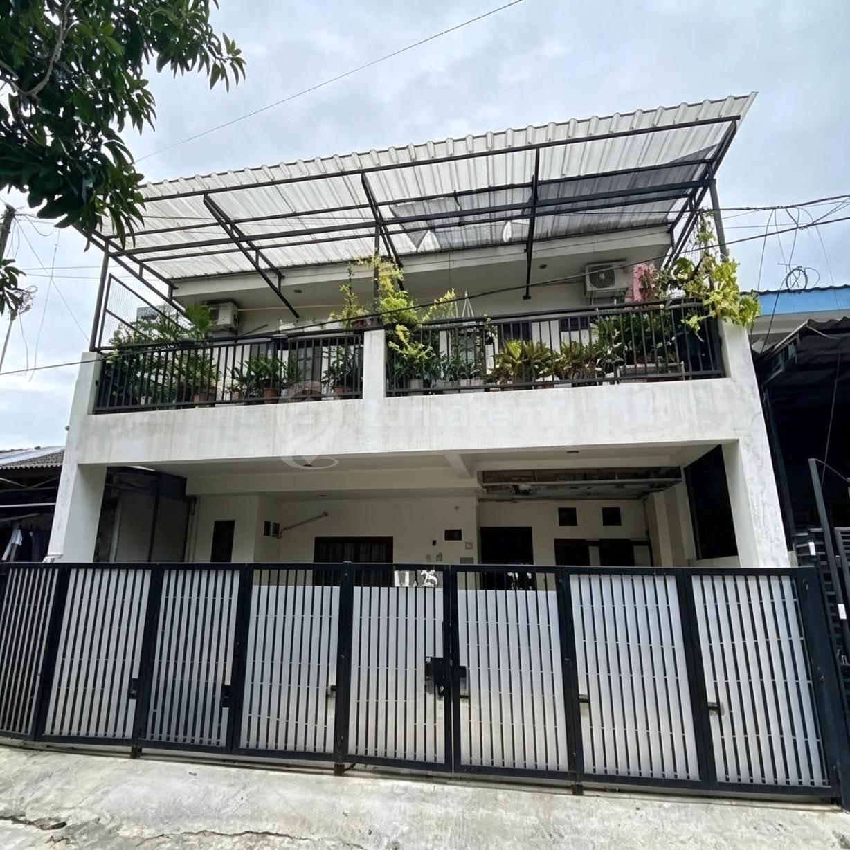 Dijual Rumah Komplek Mewah Cantik Unfurnished di Area Daan Mogot