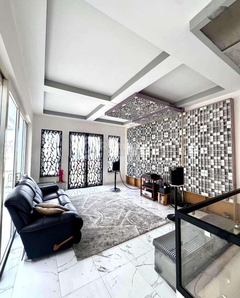 Rumah Modern Smart System. Taman Ratu. 3 Lantai. 8X20. Jalan Lebar 4 Mobil. Full Furnish. Siap Huni