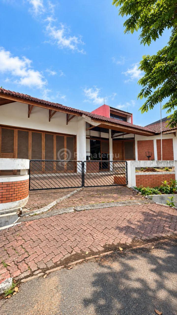 Rumah 1 Lantai di Bintaro Sektor 1 dengan Tanah 693 m² dan Carport 4 Mobil