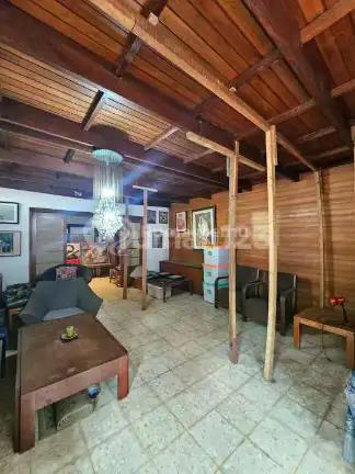 Di Jual Rumah lama harga hitung tanah saja. Lokasi nyaman, tenang dan aman di Jl MPR Cipete-Cilandak