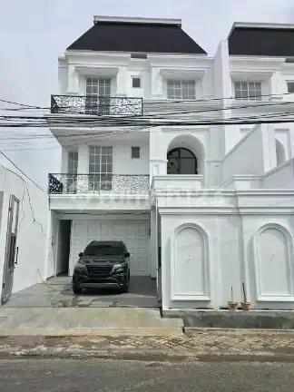 Rumah Baru Desain Klasik di Tebet Jakarta Selatan