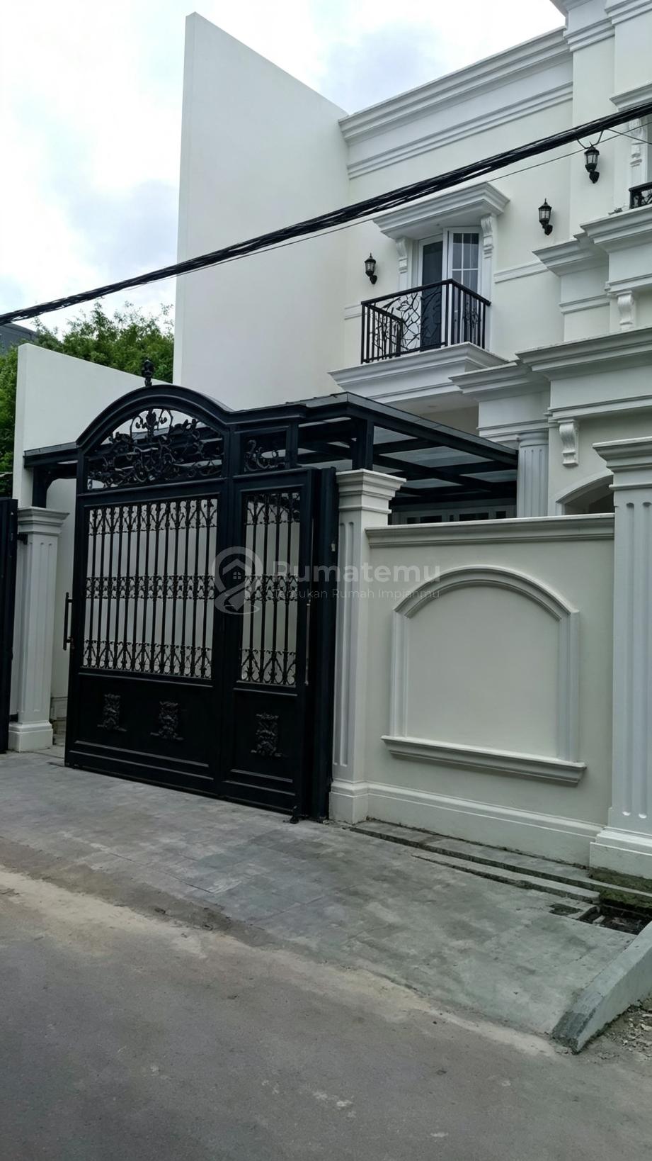 Dijual Rumah 2 Lantai American Classic di Jalan Bazoka Joglo Jakarta Barat