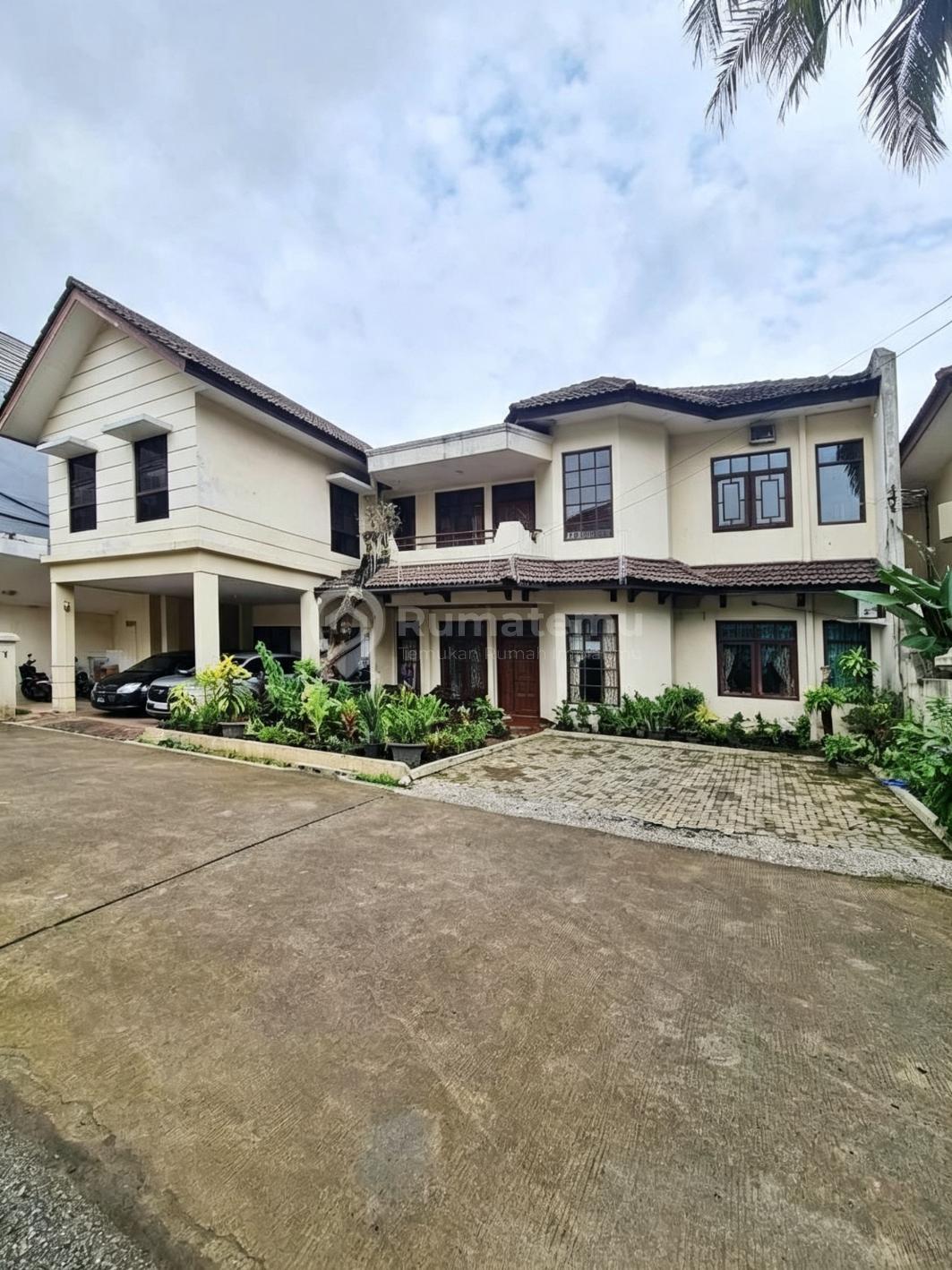 Dijual cepat rumah + Swimming Pool komplek asri di Andara Raya, Pondok Labu