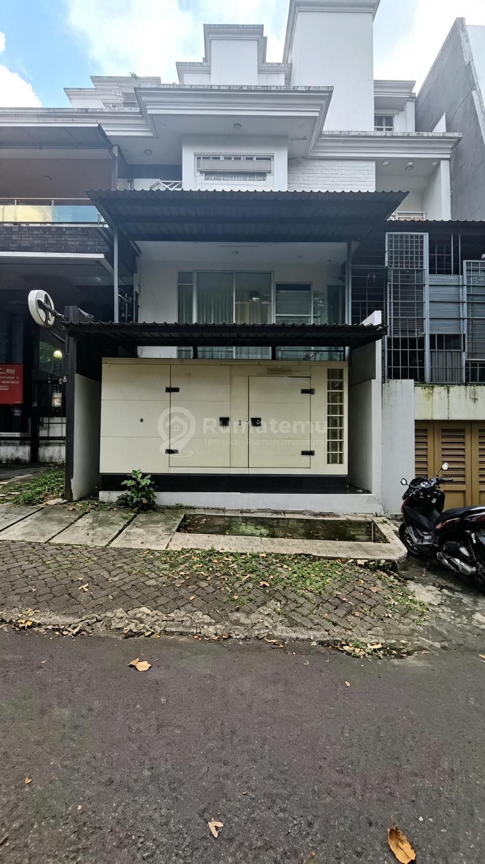 Disewakan Gedung 3 Tingkat Area Premium Kebayoran Baru, Jaksel