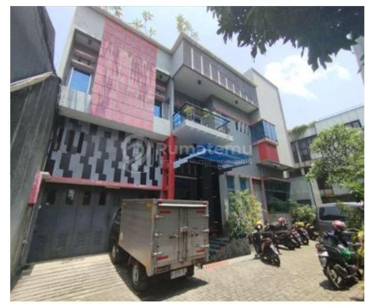Ruko, di Ruko Mega Grosir Cempaka Mas Kelurahan Sumur Batu, Kecamatan Kemayoran, Jakarta Pusat.