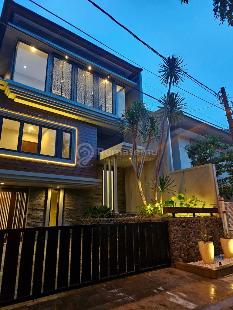 DIJUAL! Rumah Modern Style 3 Lantai MODERN STYLE (3 lantai) Turun Harga 