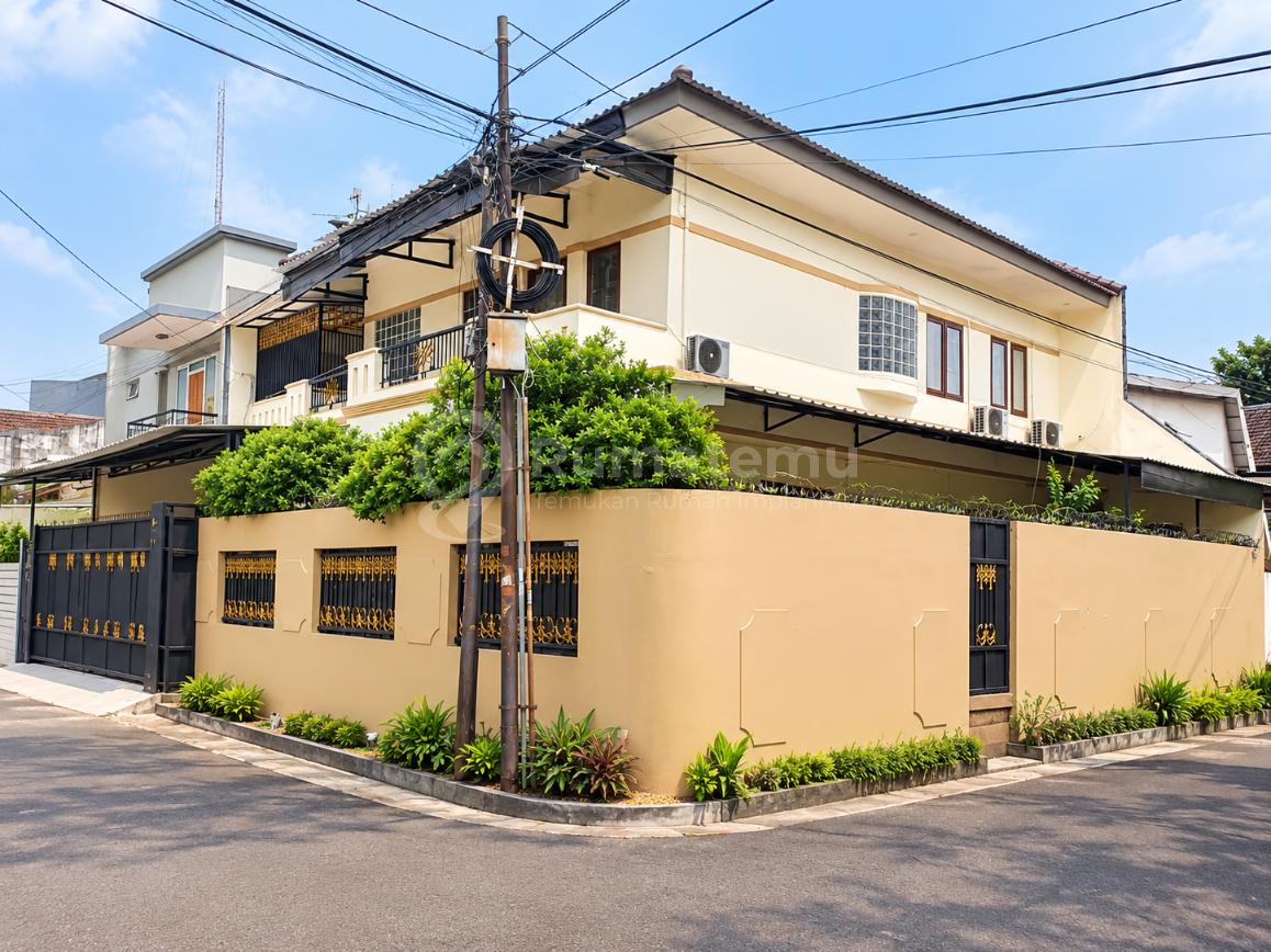 RUMAH KEBON JERUK FURNISH SIAP HUNI DALAM KOMPLEK JAKARTA BARAT
