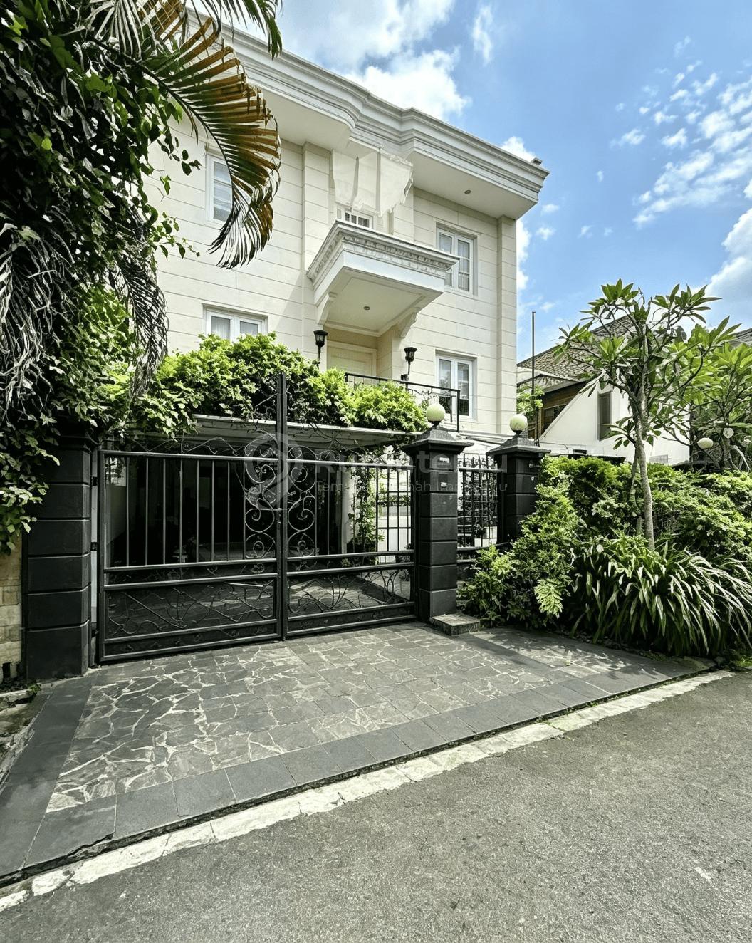 For Salle Pondok Indah Modern Classic House Kondisi Terawat Dekat Dngan Taman