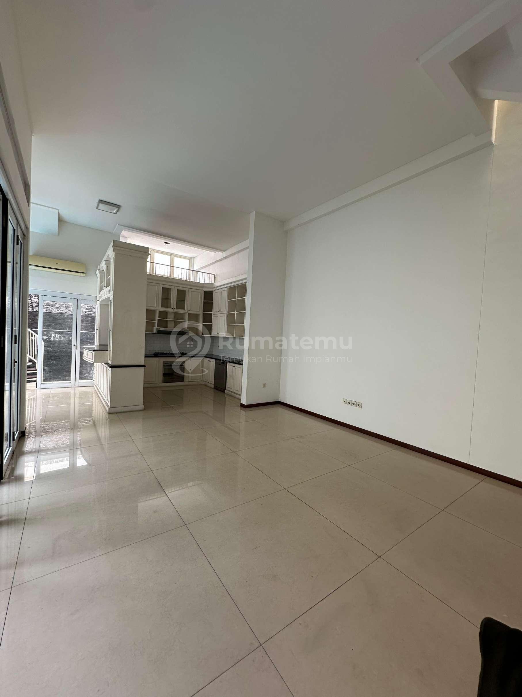 Sewa Rumah Mewah Dengan Pool di Pondok Indah