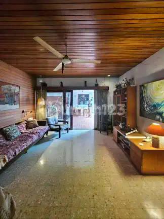 Di Jual Rumah lama harga hitung tanah saja. Lokasi nyaman, tenang dan aman di Jl MPR Cipete-Cilandak