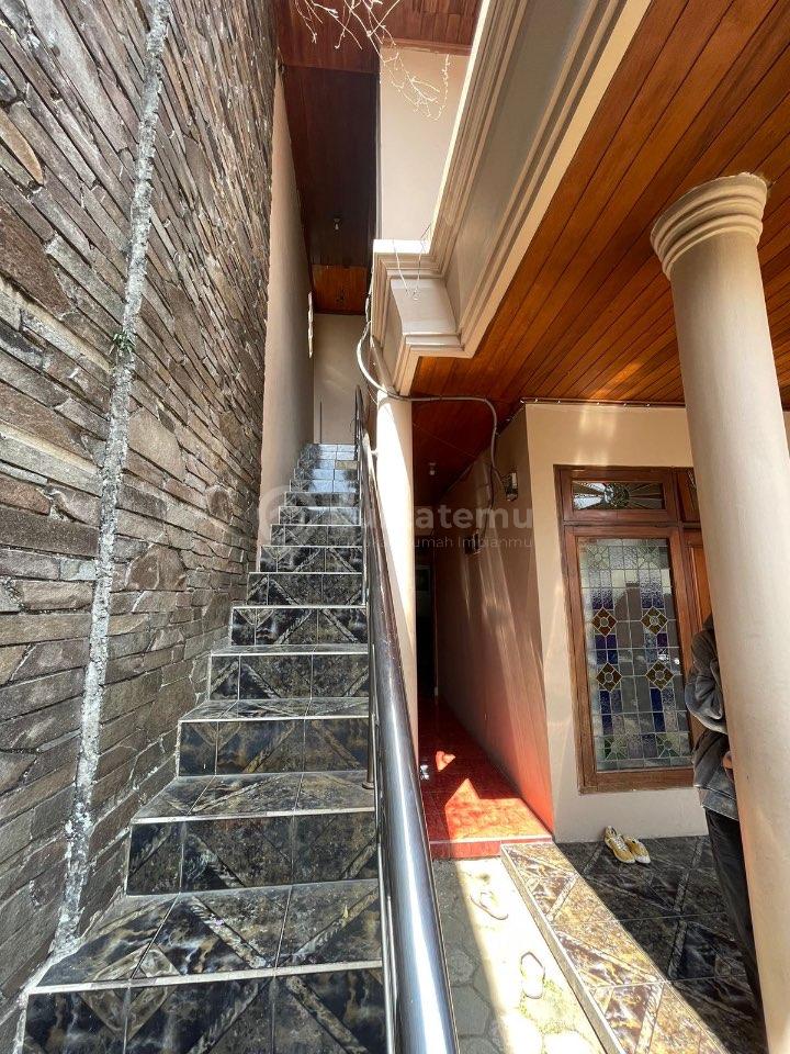 DIJUAL — RUMAH 3 LANTAI STRATEGIS PINGGIR JALAN RAYA PAGARSIH BARAT, BANDUNG