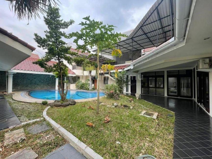 Rumah Megah 2 Lantai Jl. Malang Menteng Jakpus - Garasi 8 Mobil + Private Pool (Bawah Pasar)