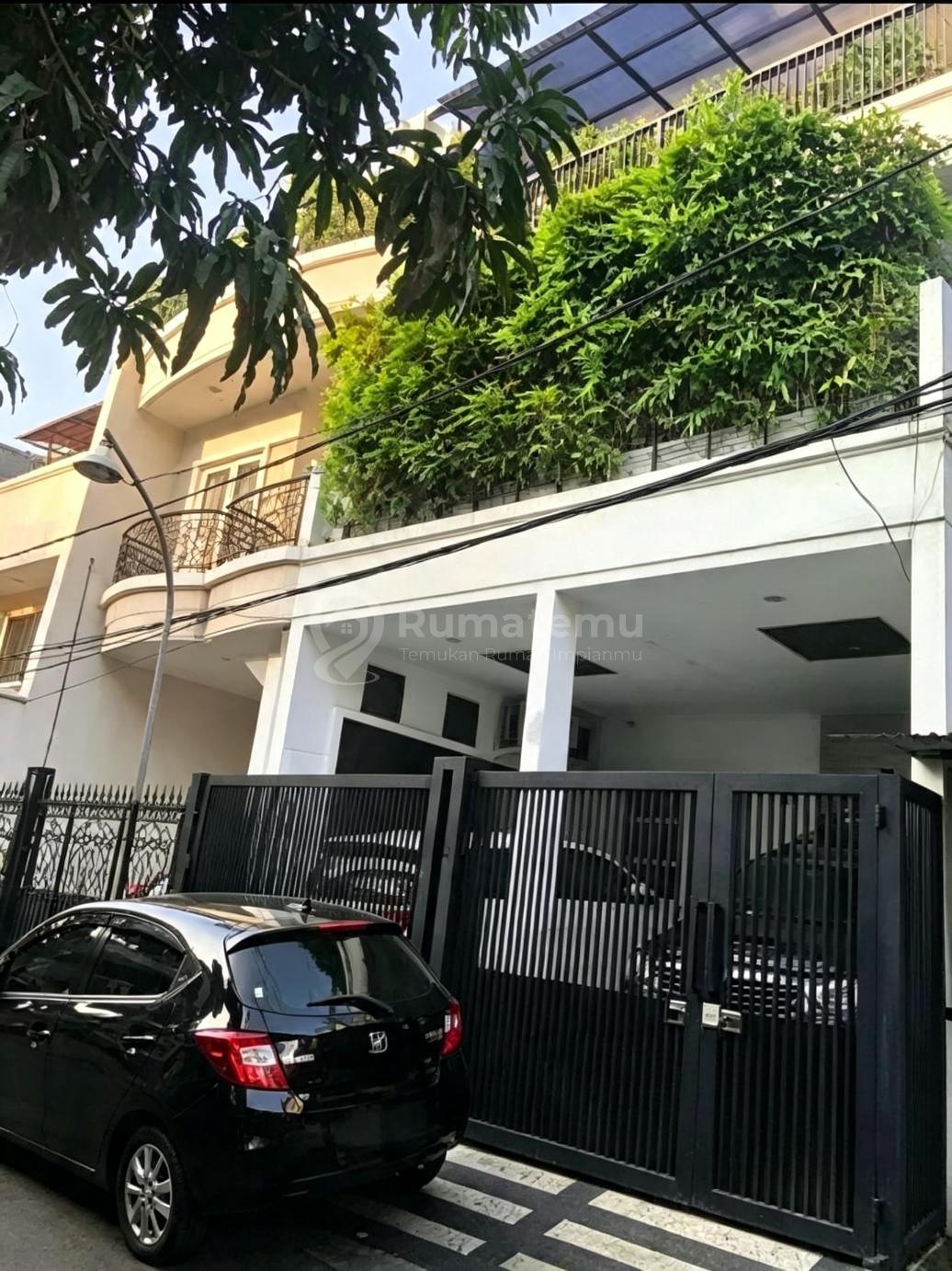 Rumah Bagus 3 Lantai Pondasi 4 Lantai di Kelapa Gading