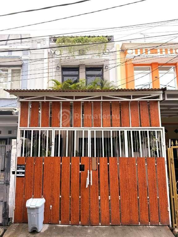 RUMAH FULL RENOVASI & FURNISHED DI TAMAN PALEM LESTARI JAKARTA BARAT